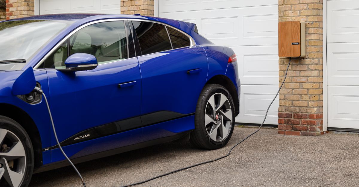 Cuándo cargar un coche eléctrico al 100% acelera el desgaste de la batería
